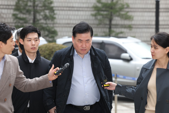 유동규 전 성남도시개발공사 기획본부장이 9일 오전 서초구 서울중앙지방법원에서 열린 김용 전 민주연구원 부원장의 불법 정치자금·뇌물 수수 관련 공판에 출석하고 있다. [연합뉴스]